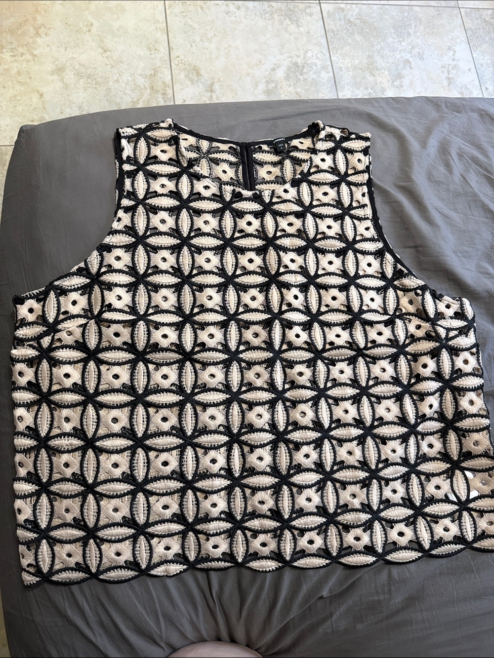 Womens Black & Cream Crochet Overlay Sleeveless Top Express brand - xl